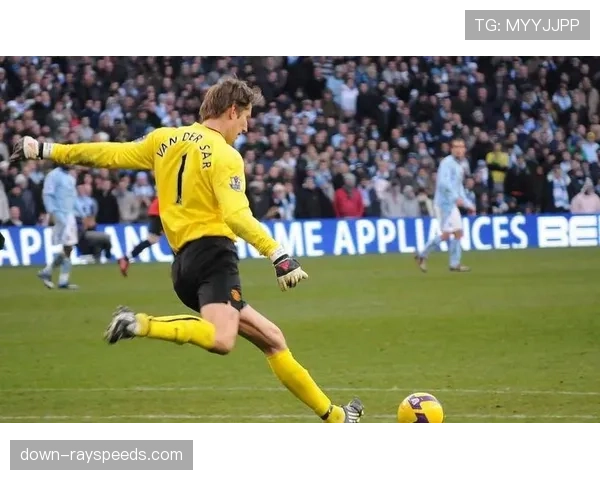 镜头聚焦：维罗纳门将蒙蒂波扑救后快速手抛球发动进攻的全过程